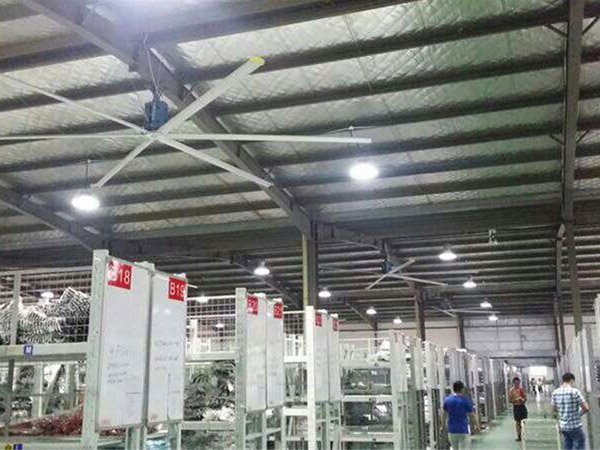 电器生产车间安装工业风扇给厂房车间通风降温